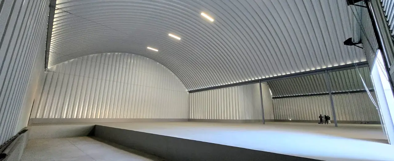 Interior de nave de arco sin columnas